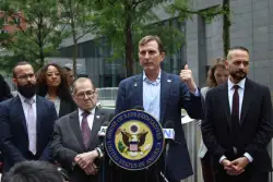 ‘¿Qué están ocultando?’: Congresistas piden acceso a zona de detención de ICE en edificio federal de Manhattan 